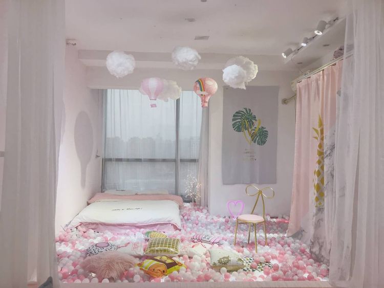 Dans cet appart' à louer sur Airbnb, on peut dormir dans des piscines à boules ! | So Busy Girls