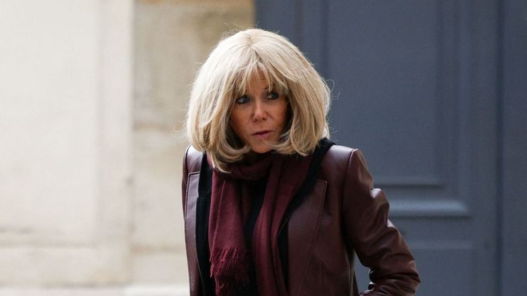 VIDEO : Brigitte Macron filmée en coulisses, sa phrase inattendue sur des militantes féministes déclenche la tempête | So Busy Girls