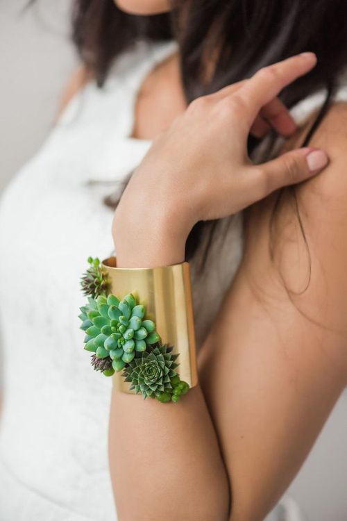 Bracelet manchette en succulentes, base en laiton doré | So Busy Girls