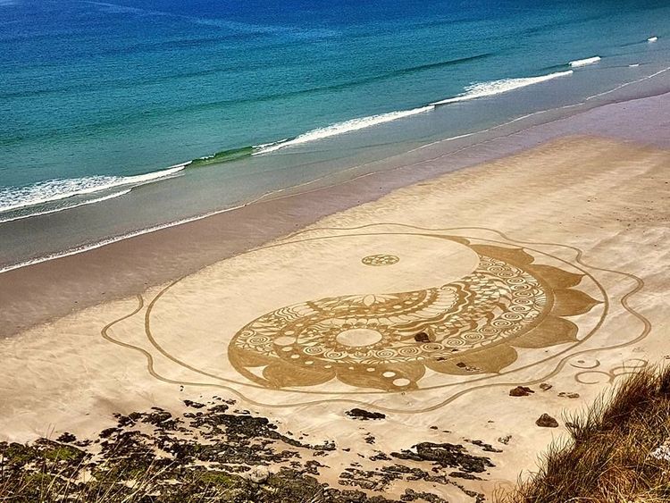 Cette créatrice réalise d'immenses mandalas magnifiques sur le sable des plages bretonnes | So Busy Girls