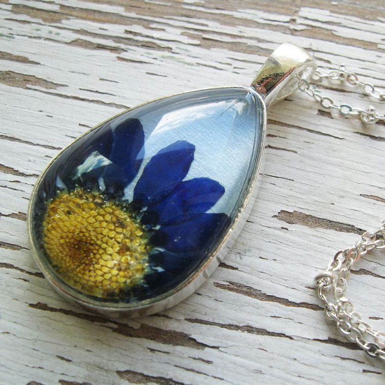 Cette créatrice réalise des bijoux uniques et magnifiques à la main avec des fleurs pressées | So Busy Girls