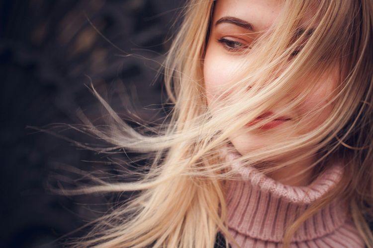 À quelle fréquence faut-il laver ses cheveux pour les faire pousser plus vite ? | So Busy Girls