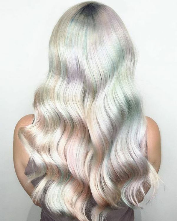 Découvrez les cheveux holographiques, la nouvelle tendance coloration | So Busy Girls