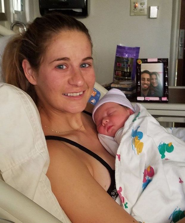 Ce bébé a souri dans son sommeil quand on lui a posé la tête sur les gants de moto de son papa décédé 1 mois avant sa naissance | So Busy Girls
