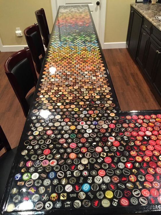 Un homme a collectionné des capsules de bouteilles pendant 5 ans pour refaire sa cuisine : voilà le résultat ! | So Busy Girls