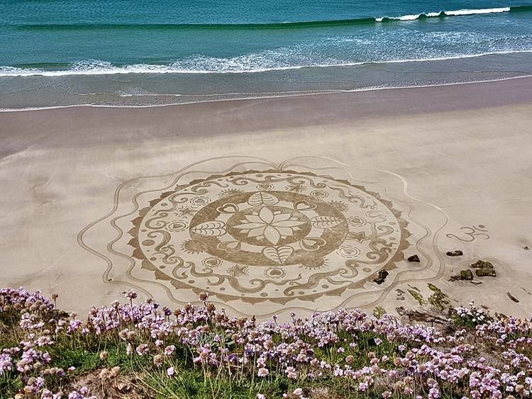 Cette créatrice réalise d'immenses mandalas magnifiques sur le sable des plages bretonnes | So Busy Girls