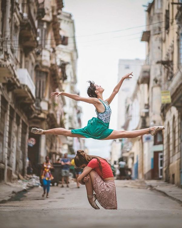 Des danseurs de ballet dansent dans les rues de Cuba | So Busy Girls