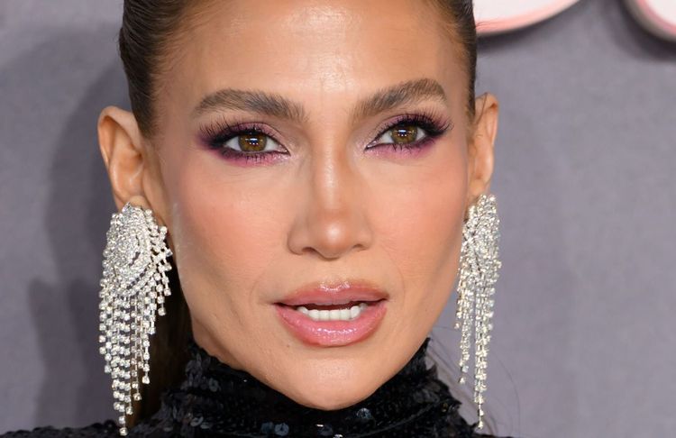 Jennifer Lopez mise sur ce détail beauté tout simple pour paraître plus jeune, et il change vraiment le regard | So Busy Girls