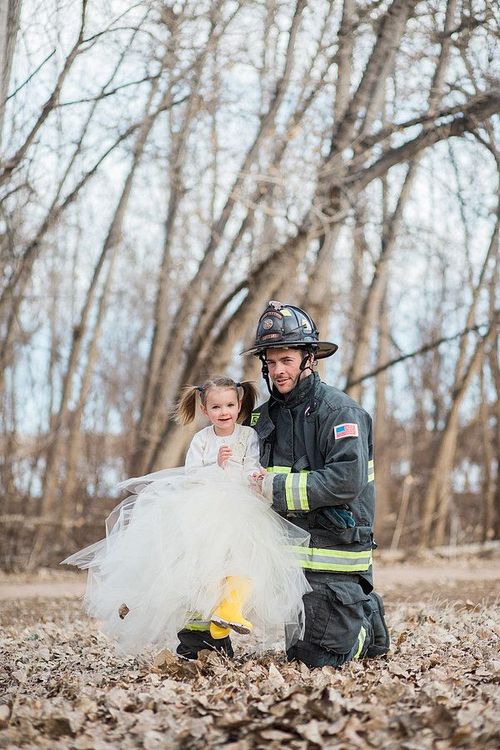 Ce shooting photo d'un papa pompier et de sa petite fille de 3 ans est adorable | So Busy Girls