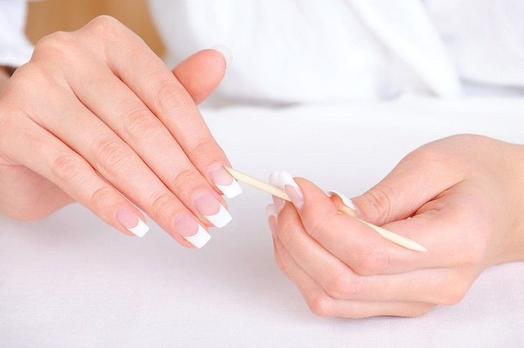 PENSER À REPOUSSER SES CUTICULES AVANT L’APPLICATION DE LA BASE | So Busy Girls