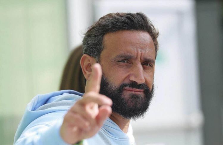 Cyril Hanouna gaffe en direct et révèle qu'un de ses chroniqueurs va être papa | So Busy Girls