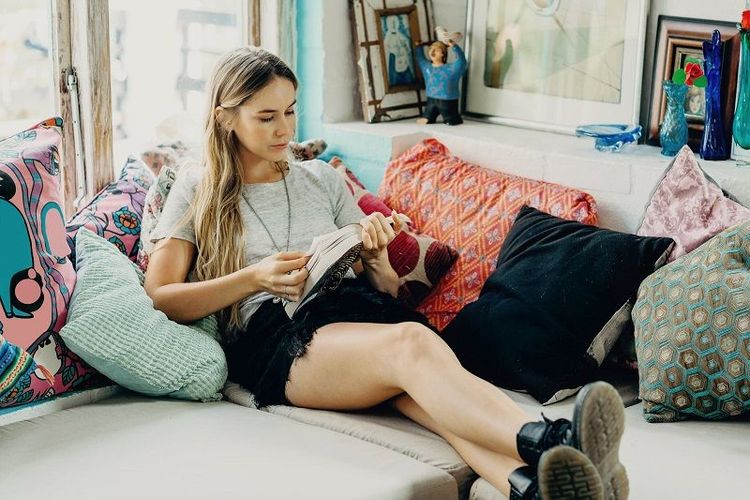 5 choses qui arrivent quand on est célibataire après avoir été en couple pendant longtemps | So Busy Girls
