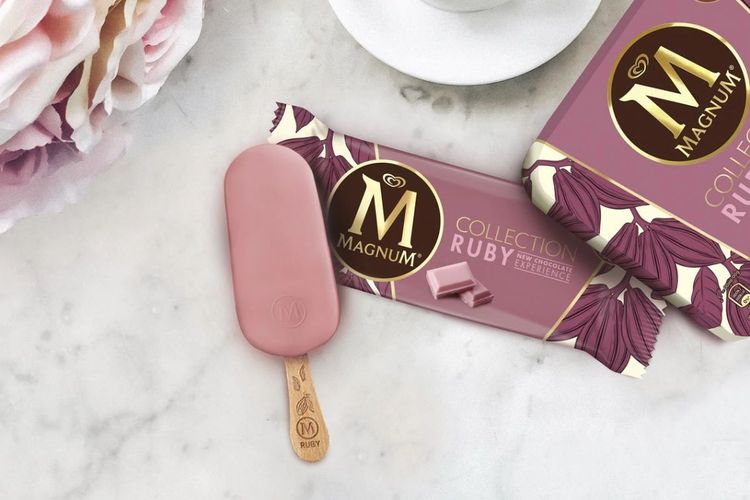 Magnum sort une glace au chocolat blanc enrobée de Ruby et fourrée à la framboise | So Busy Girls
