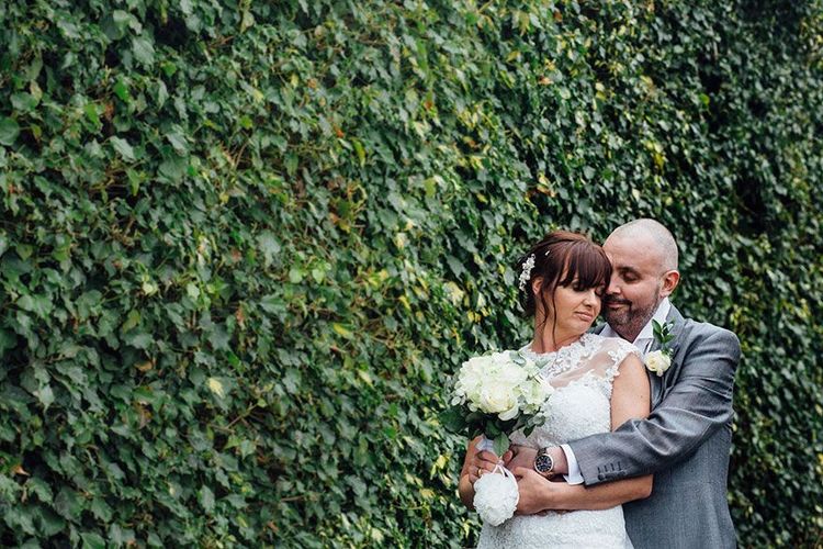 La mariée décide de se raser la tête pour montrer son soutien à son mari en stade terminal | So Busy Girls