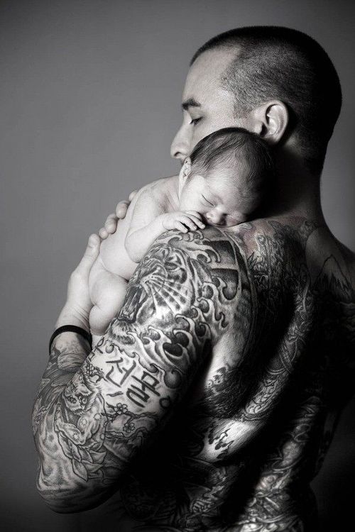 28 photos de papas qui tiennent leur bébé dans leurs bras | So Busy Girls
