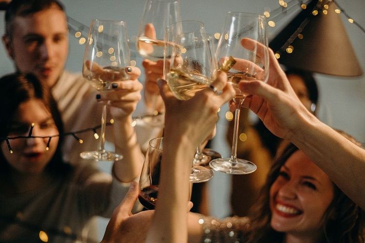 Pourquoi faire la fête avec vos proches est excellent pour votre santé | So Busy Girls