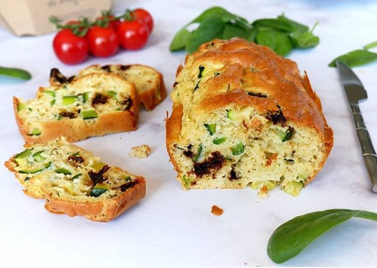 La recette du cake courgettes et tomates séchées parfait pour les apéros d'été | So Busy Girls