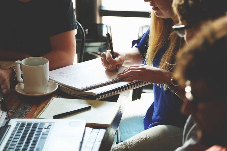 Comment avoir de bonnes relations avec ses collègues | So Busy Girls