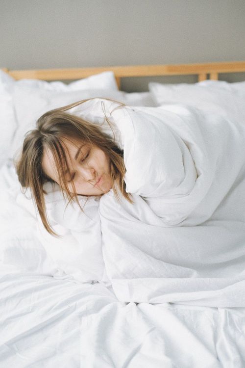 Voilà pourquoi vous avez les yeux qui piquent quand vous vous levez trop tôt | So Busy Girls