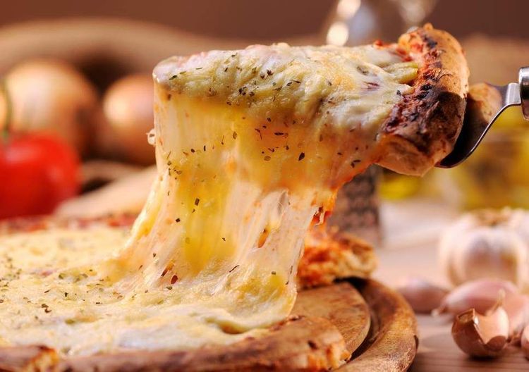 Avis aux amoureux de la pizza 4 fromages : ce resto berlinois propose une pizza avec 111 fromages différents ! | So Busy Girls