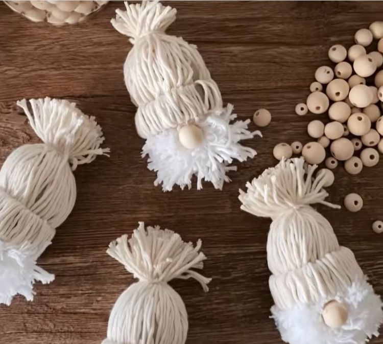 DIY : le tuto déco tout mignon pour créer des petits lutins de Noël adorables | So Busy Girls