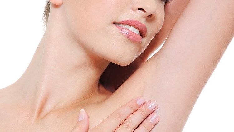 Comment s'épiler les aisselles soi-même : les méthodes pour une épilation parfaite | So Busy Girls