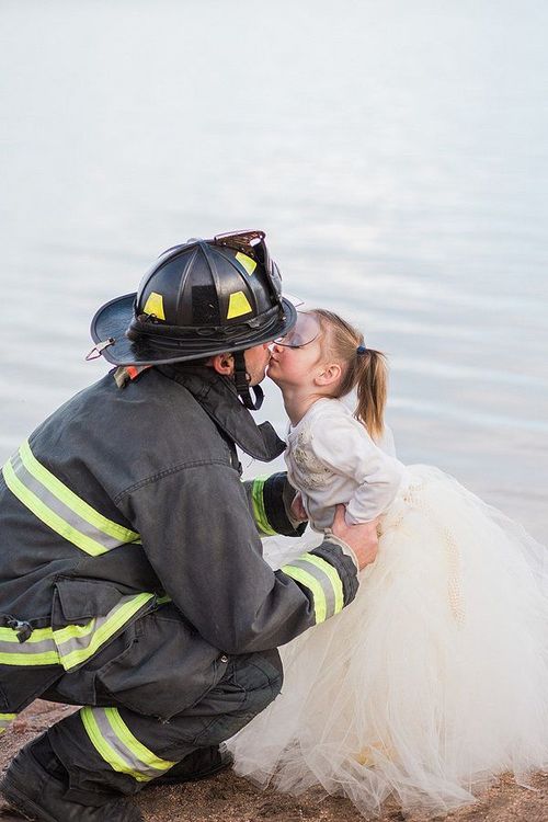 Ce shooting photo d'un papa pompier et de sa petite fille de 3 ans est adorable | So Busy Girls