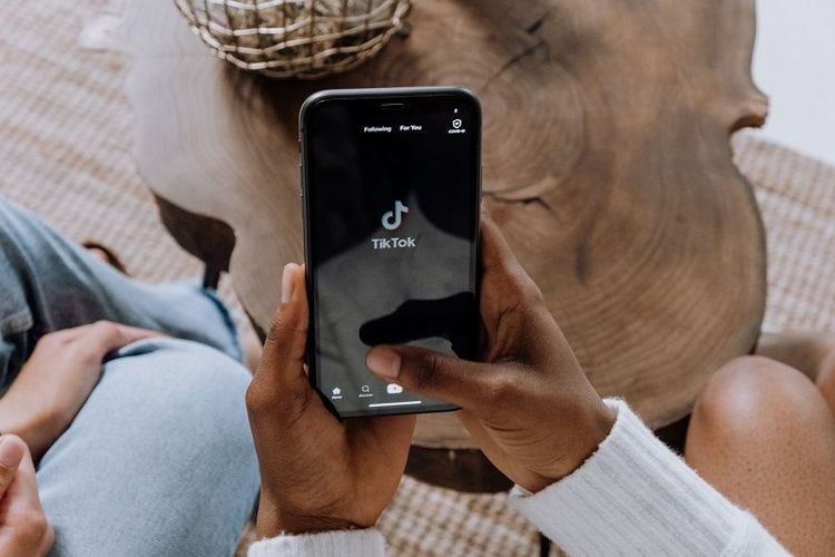 Pourquoi le nouveau filtre TikTok « Bold Glamour » fait autant polémique | So Busy Girls