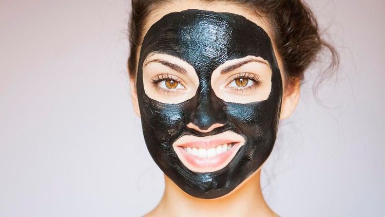 Comment le charbon peut vous permettre d'avoir moins de rides et une peau plus lumineuse | So Busy Girls