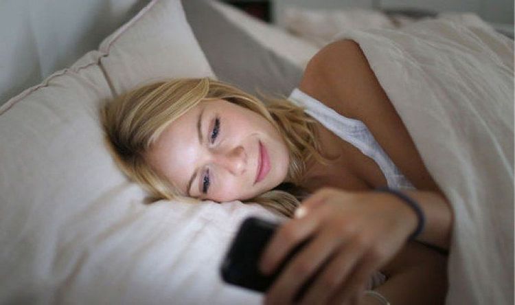 5 raisons de NE PAS prendre votre smartphone avec vous quand vous vous couchez | So Busy Girls