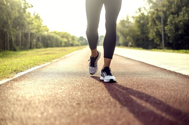 Marche du soir en été : pourquoi elle détend mieux quand on ne cherche pas la performance | So Busy Girls