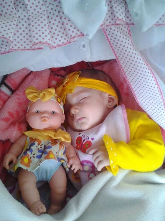 25 bébés qui ressemblent comme 2 gouttes d'eau à leur poupée | So Busy Girls