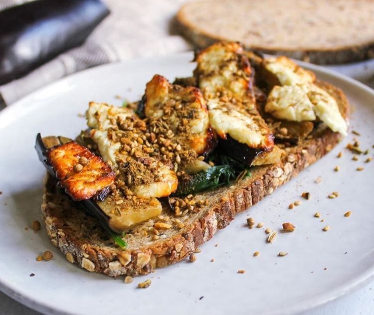 La recette de tartine aux aubergines et feta rôtie au miel | So Busy Girls
