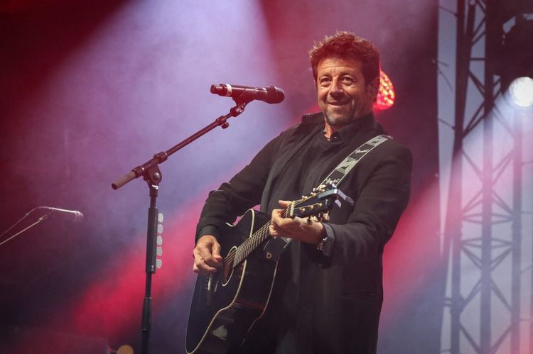 Une tournée stoppée, un théâtre sous tension : Patrick Bruel face à une séquence médiatique explosive | So Busy Girls