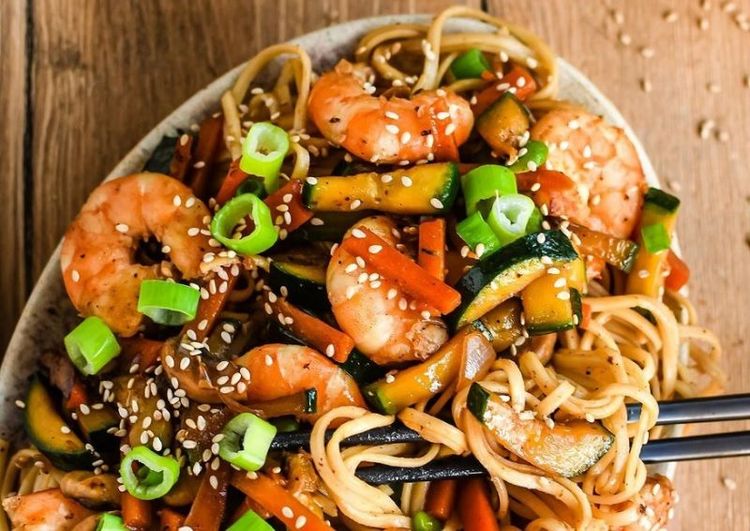 La recette des nouilles chinoises aux crevettes facile | So Busy Girls