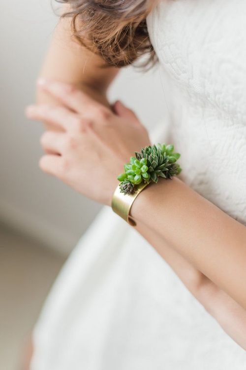 Bracelet fin manchette en succulentes avec base en laiton doré | So Busy Girls