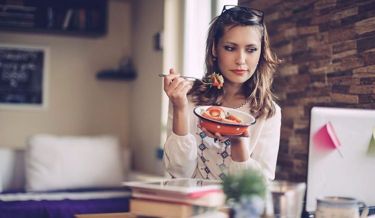 Pourquoi vous devez arrêter de manger devant votre ordinateur | So Busy Girls