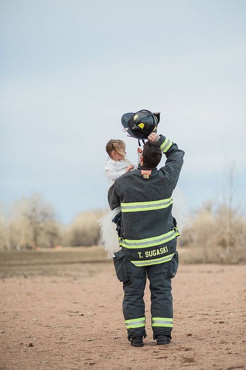 Ce shooting photo d'un papa pompier et de sa petite fille de 3 ans est adorable | So Busy Girls