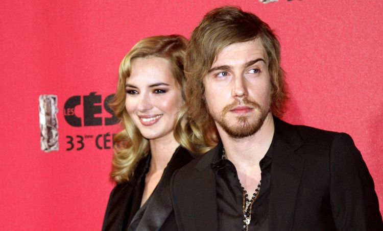 "Je le regrette" : les regrets tenaces de Julien Doré et Louise Bourgouin sur leur couple après le bad buzz monumental d'un shooting | So Busy Girls