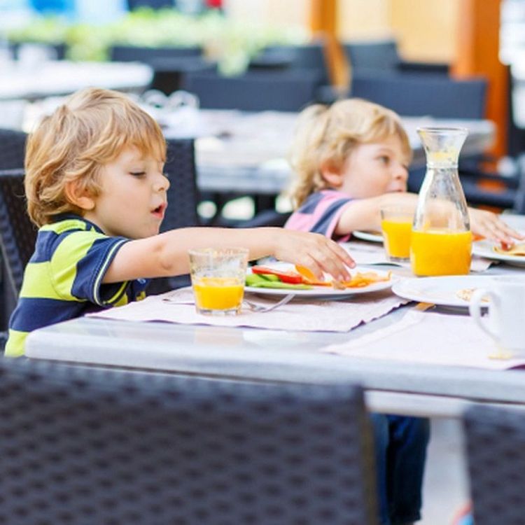 Aller au restaurant avec bébé : conseils et astuces | So Busy Girls