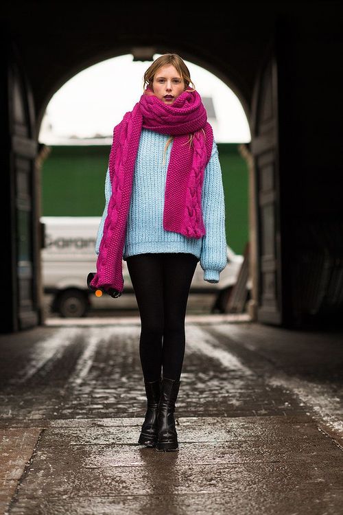 Une écharpe et un pull de couleurs vives | So Busy Girls