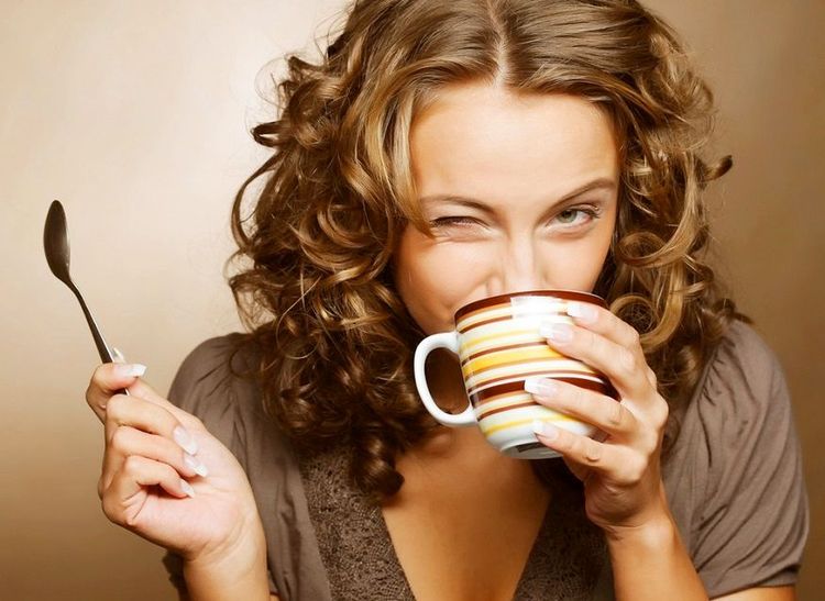 9) VOUS CONSOMMEZ TROP DE CAFÉINE TOUTE LA JOURNÉE | So Busy Girls