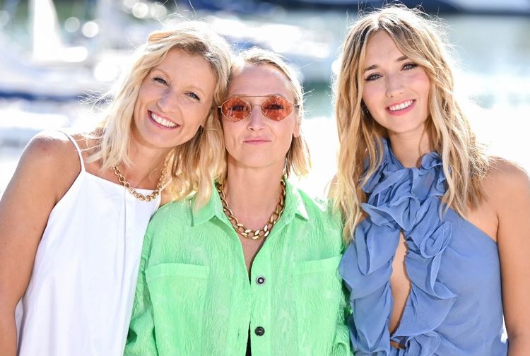 Alexandra Lamy en Grèce : ces images complices avec Audrey Lamy et Chloé Jouannet | So Busy Girls