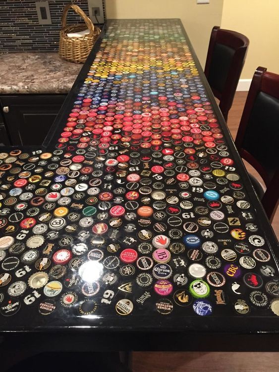 Un homme a collectionné des capsules de bouteilles pendant 5 ans pour refaire sa cuisine : voilà le résultat ! | So Busy Girls