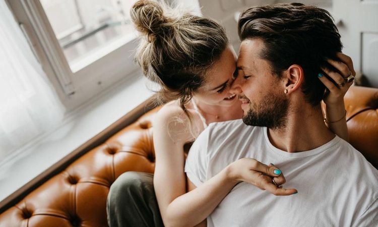 Est-ce qu'il m'aime vraiment ? 5 signes qu'il est amoureux | So Busy Girls