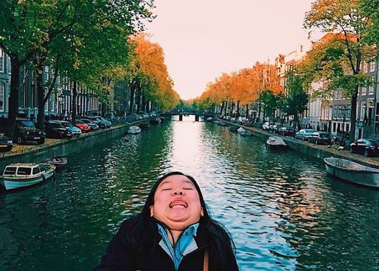 Elle fait le buzz sur Instagram avec ses photos de voyage et surtout sa pose trop drôle | So Busy Girls