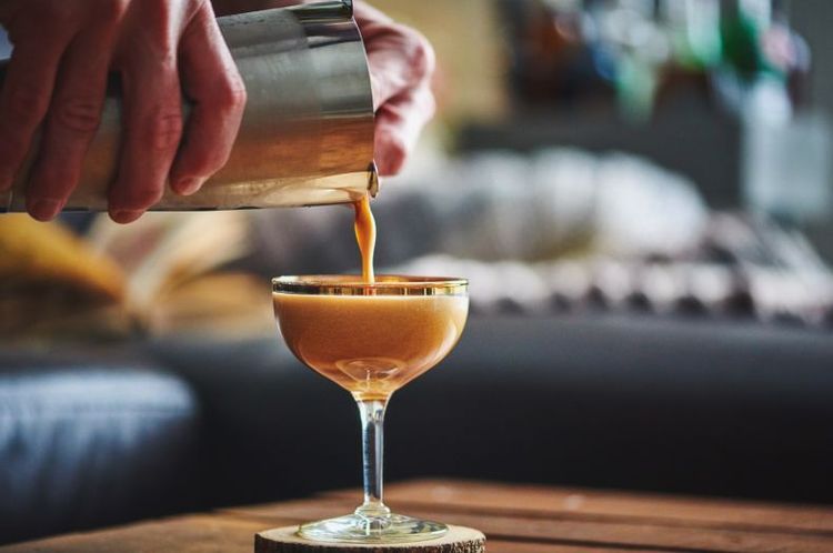 La recette du Dalgona Martini, ce cocktail au café qui promet d'être votre préféré cet été | So Busy Girls