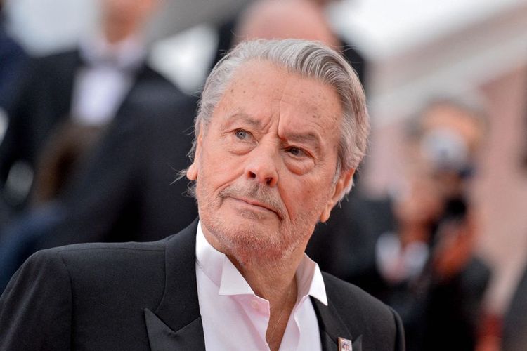 Héritage Delon, rebondissement inattendu : la justice suisse crée la surprise et relance la bataille familiale | So Busy Girls