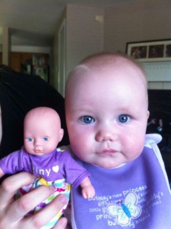 25 bébés qui ressemblent comme 2 gouttes d'eau à leur poupée | So Busy Girls