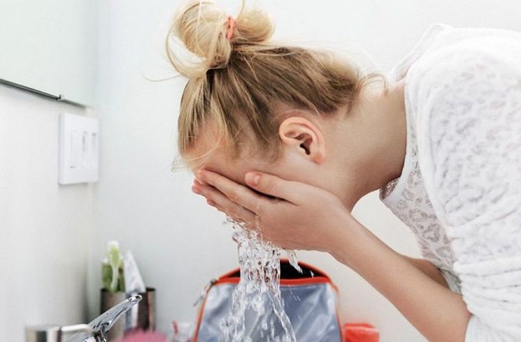 Pourquoi vous devriez arrêter de vous démaquiller juste avant d'aller vous coucher | So Busy Girls